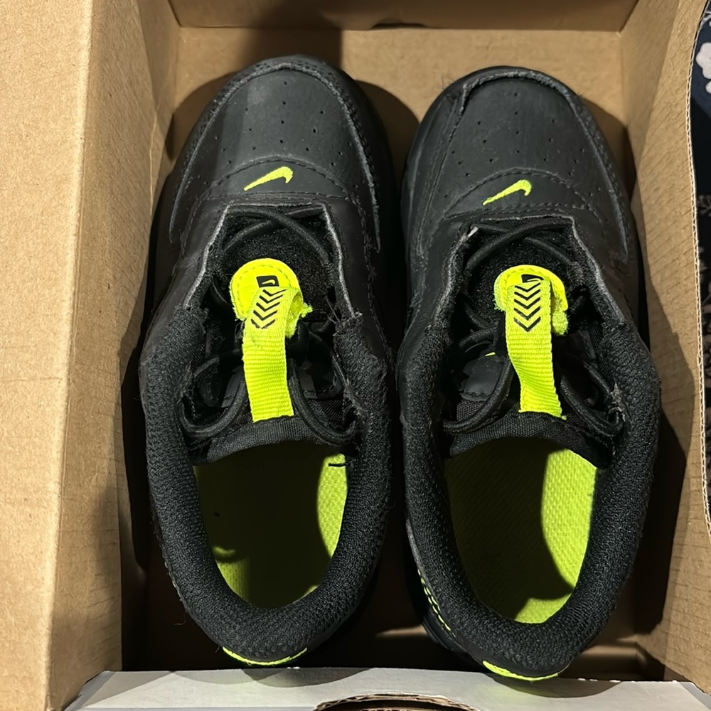 Nike force 1 toggle black/black-volt size 9c.